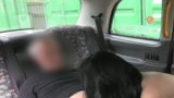 Pembe Mini Etekli ingiliz Kız Takside Sikişiyor